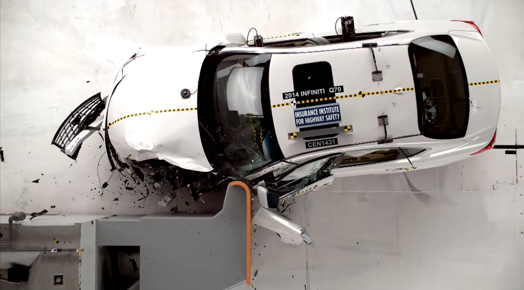 infiniti-q70-aces-small-overlap-front-crash-test-earns-iihs-top-safety-pick-award-video-87403_1.jpg